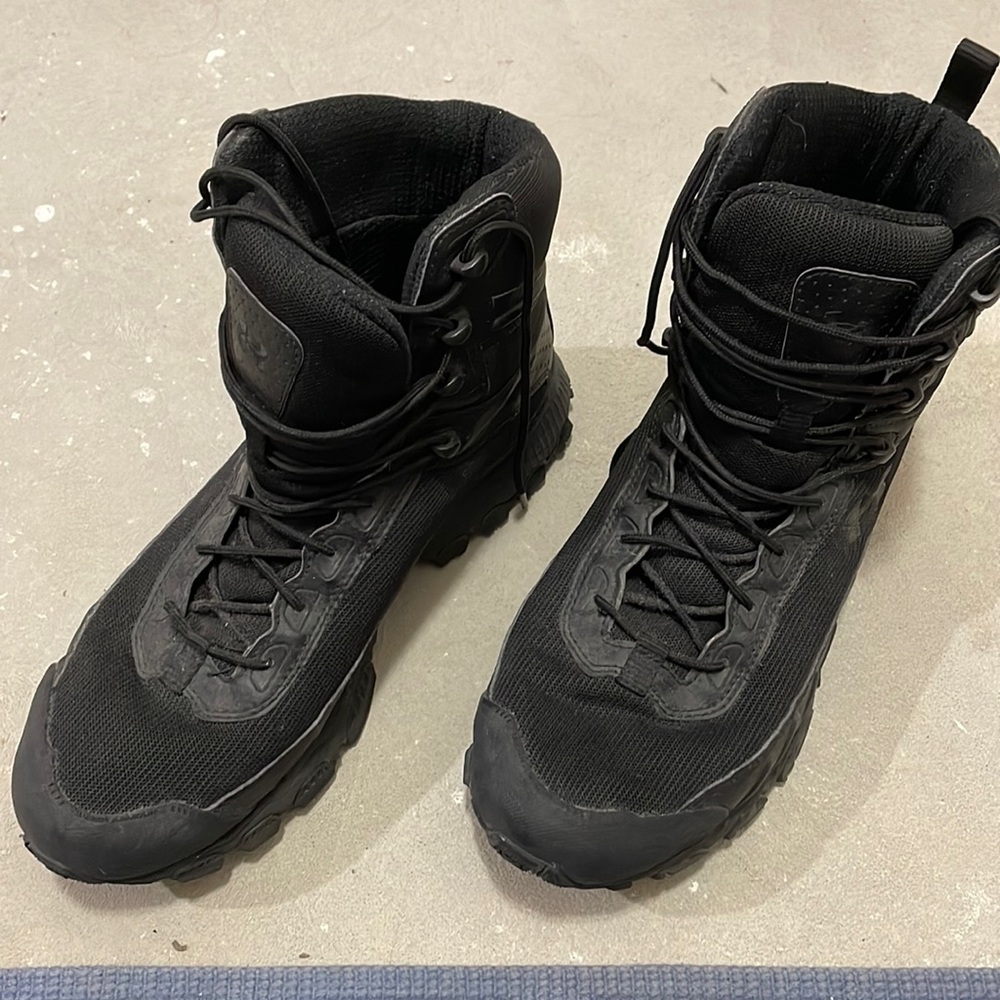 Under Armour. Men’s 10.5 tactical boot. Lightly worn. Light and breathable.